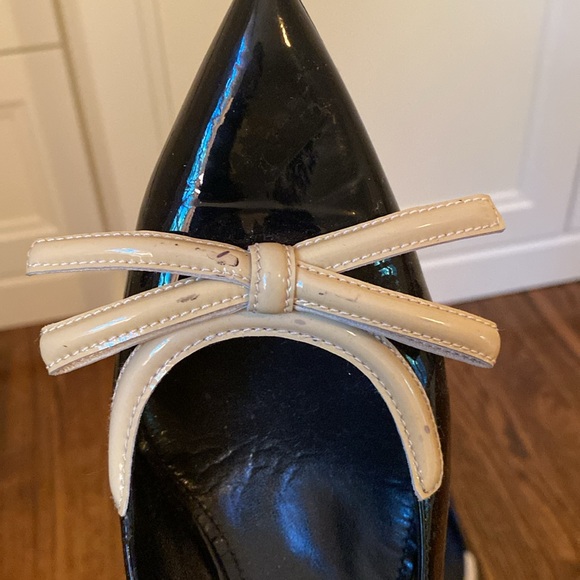 Prada patent leather pumps with demure bow detail - Picture 4 of 6